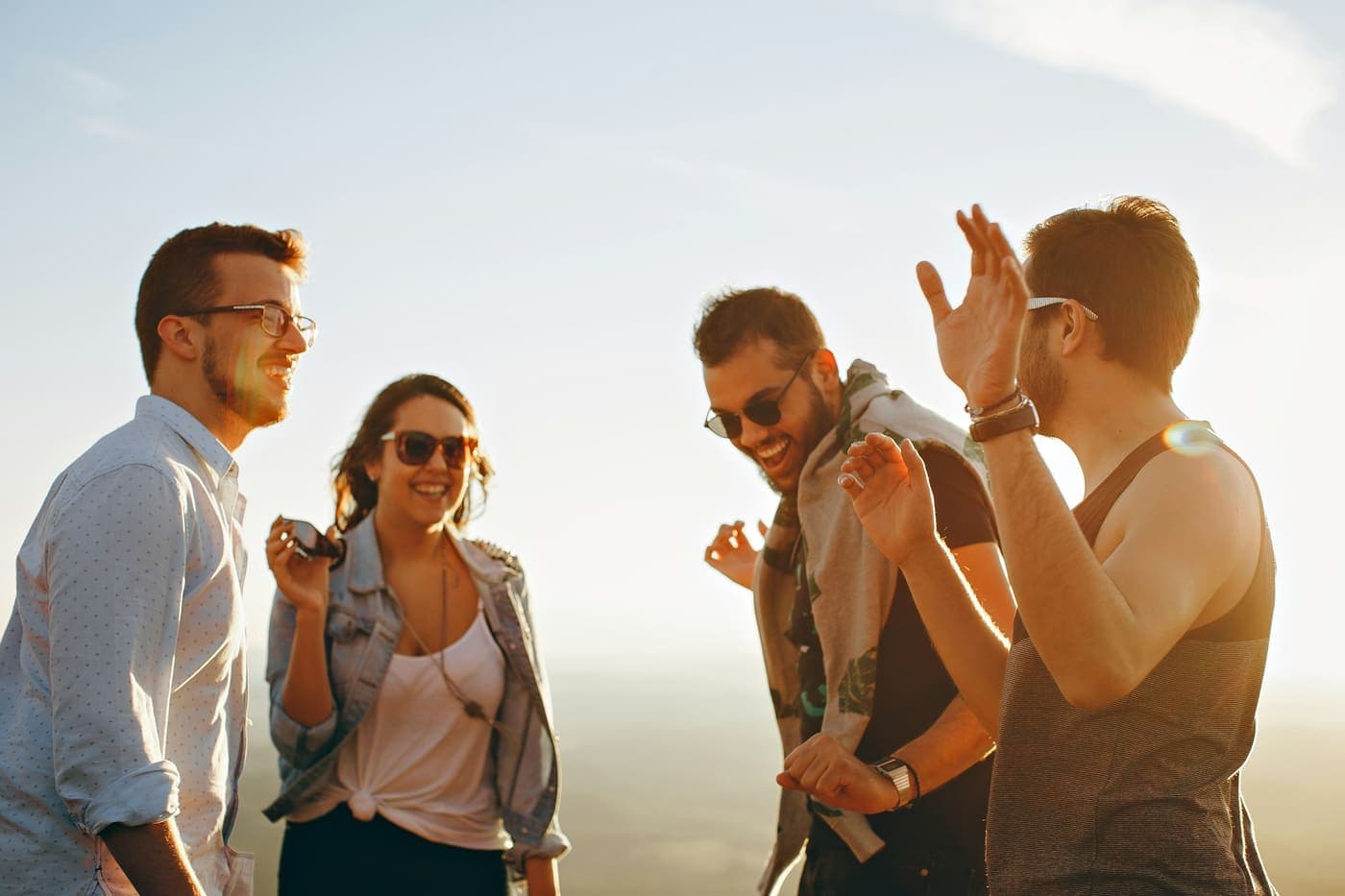 Des amis rient ensemble en plein air