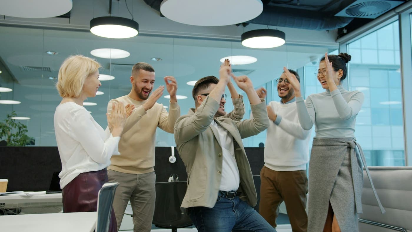 Une équipe célèbre un succès en applaudissant