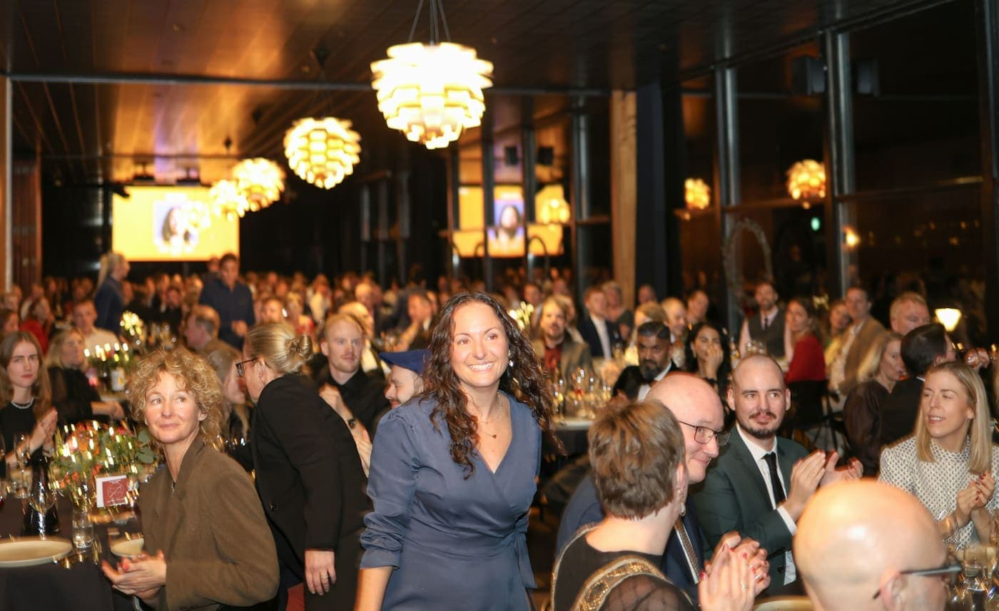 Une soirée conviviale dans une grande salle