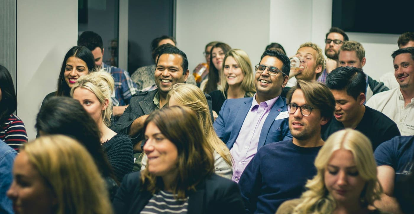 Des participants attentifs et souriants pendant une formation