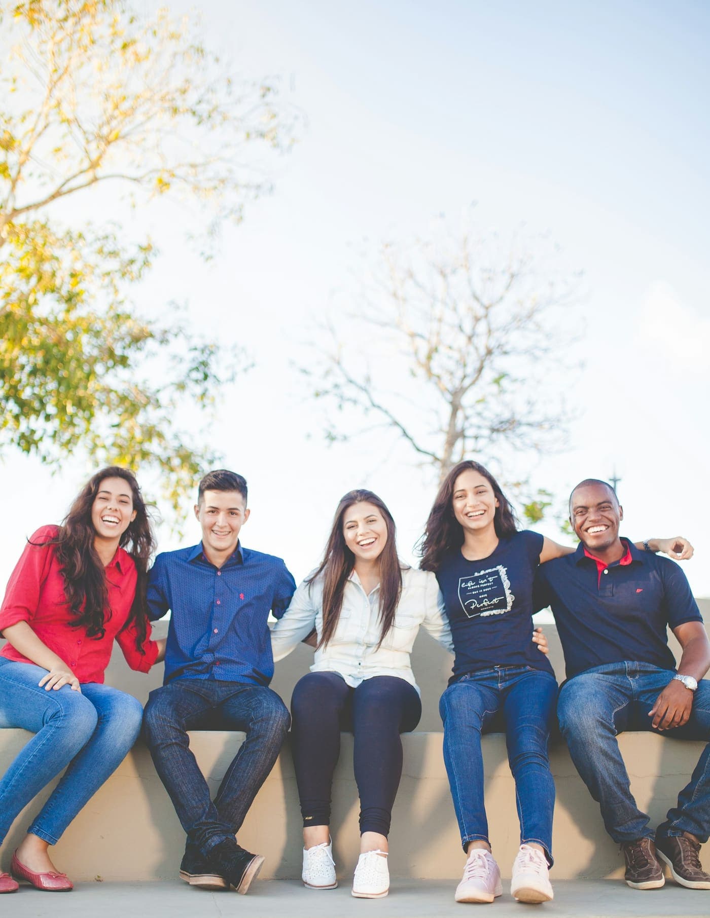 Un groupe souriant assis côte à côte