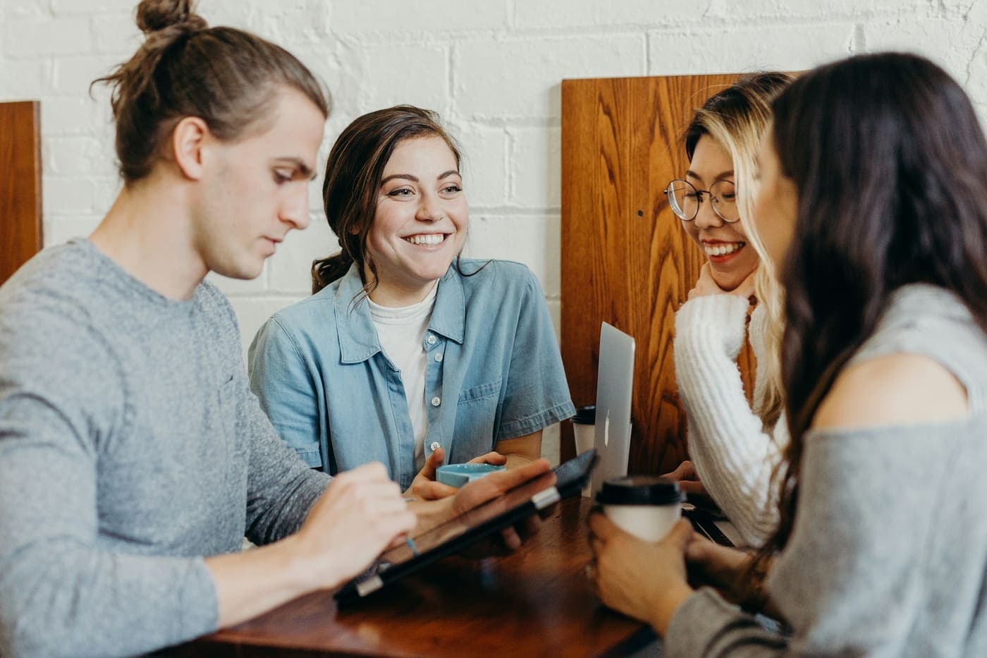 Des amis échangent autour d'une table